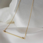 collier de mariée chaine doré , perle facettes plaqué or et perle tube dorée