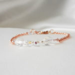 bracelet de mariée minimaliste, rang de perles à facettes irisées et chaine dorée rose