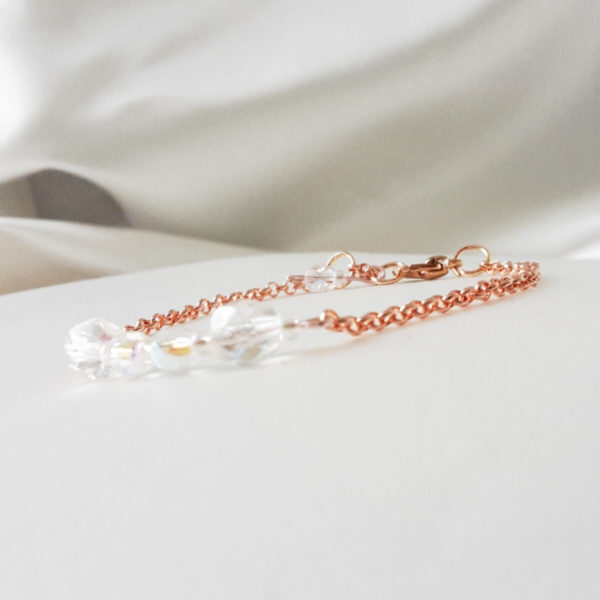 bracelet-mariée-simple-minimaliste-doré-rose bracelet de mariée minimaliste, rang de perles à facettes irisées et chaine dorée rose