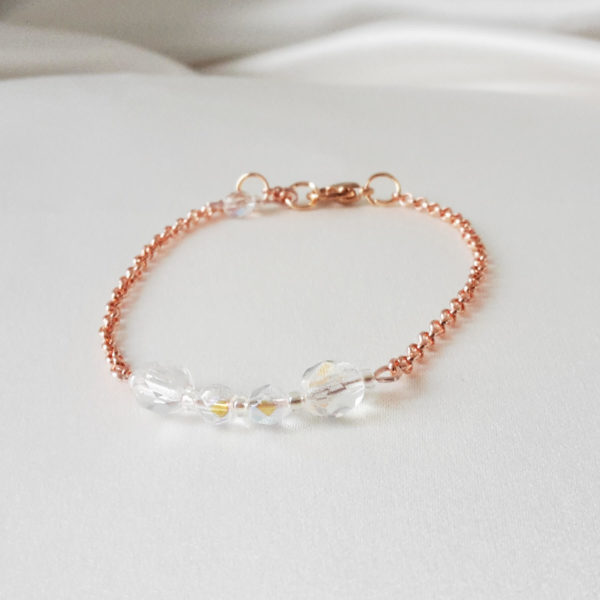 bracelet-mariée-simple-minimaliste-doré-rose bracelet de mariée minimaliste, rang de perles à facettes irisées et chaine dorée rose