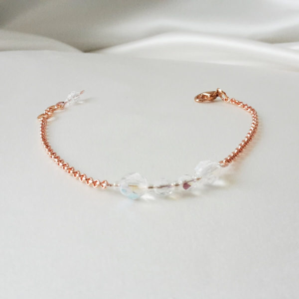 bracelet-mariée-simple-minimaliste-doré-rose bracelet de mariée minimaliste, rang de perles à facettes irisées et chaine dorée rose