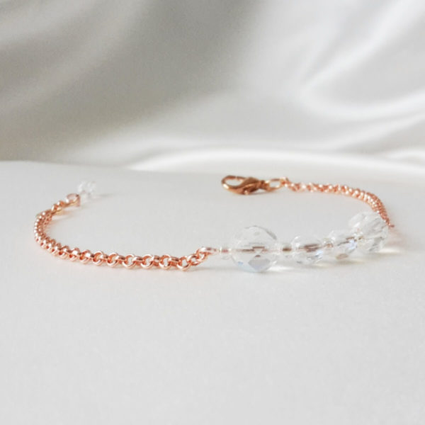 bracelet-mariée-simple-minimaliste-doré-rose bracelet de mariée minimaliste, rang de perles à facettes irisées et chaine dorée rose