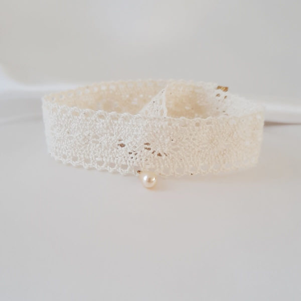 collier de mariée vintage, ras de cou en dentelle de coton crème et pendentif goutte nacrée