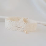 collier de mariée vintage, ras de cou en dentelle de coton crème et pendentif goutte nacrée