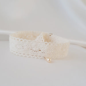 collier de mariée vintage, ras de cou en dentelle de coton crème et pendentif goutte nacrée