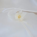 collier de mariée ras de cou bohême chic en organza ivoire, fleur organza et perle nacrée