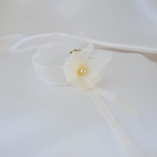 collier-ras de cou-mariée-organza collier de mariée ras de cou bohême chic en organza ivoire, fleur organza et perle nacrée