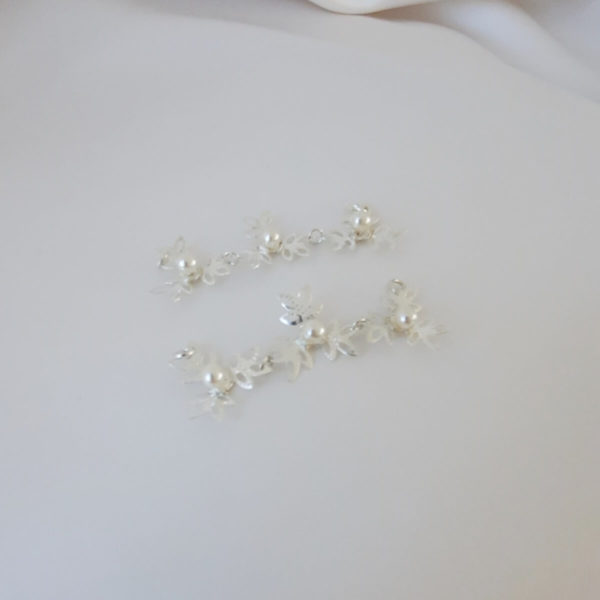 ornement de cheveux pour coiffure de mariée minimaliste fine chaine argentée et perle nacrée blanche