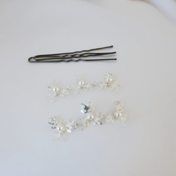 ornement de cheveux pour coiffure de mariée minimaliste fine chaine argentée et perle nacrée blanche