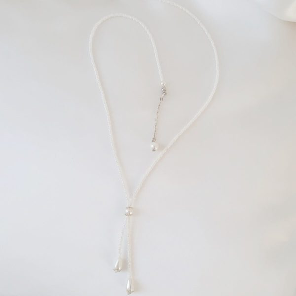 collier de mariée pour décolleté en v en perles de rocaille et perles de verre nacrées blanches