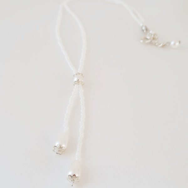 collier de mariée pour décolleté en v en perles de rocaille et perles de verre nacrées blanches