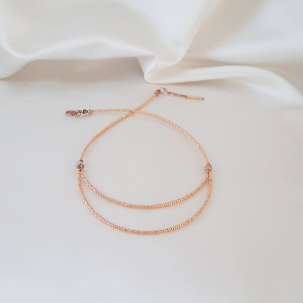 collier-mariée-perles-doré-rose collier de mariée moderne et délicat en perles de rocaille dorées rose et perles à facettes