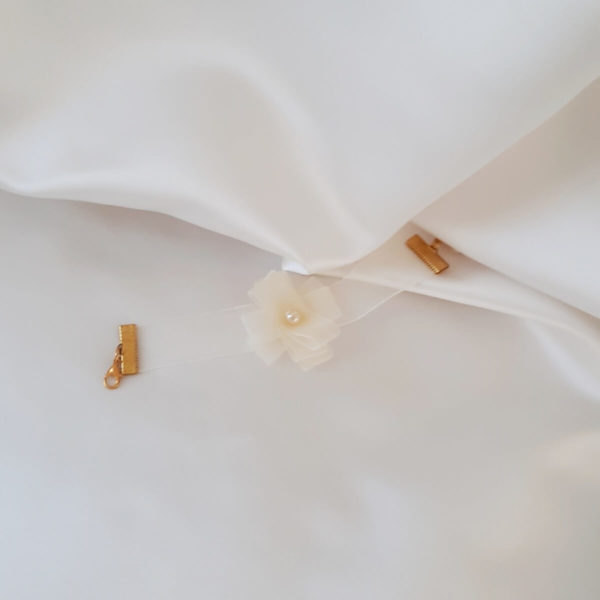 bracelet de mariée ras de cou bohême chic en organza ivoire, fleur organza et perle nacrée