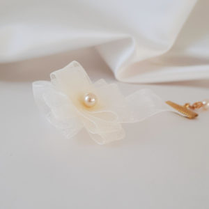 bracelet de mariée ras de cou bohême chic en organza ivoire, fleur organza et perle nacrée