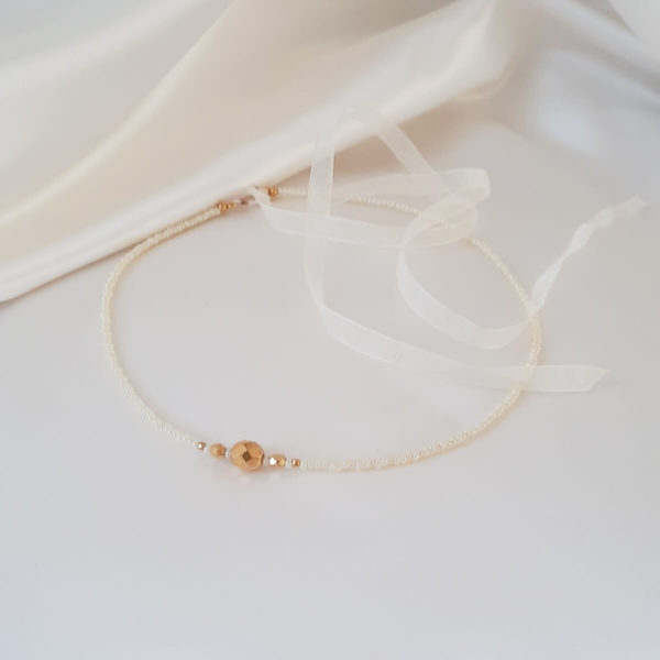 headband-mariage-perles-minimaliste headband de mariée bohême en perles de rocailles, perles à facettes plaqué or et ruban organza