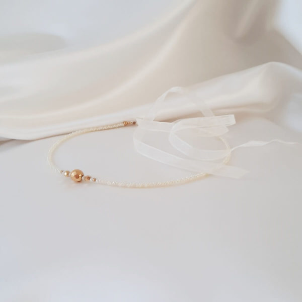 headband-mariage-perles-minimaliste headband de mariée bohême en perles de rocailles, perles à facettes plaqué or et ruban organza