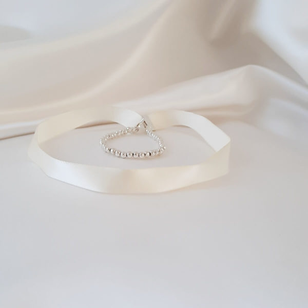 headband-coiffure-mariée-satin headband de mariée bohême chic ruban de satin ivoire, perles argentées