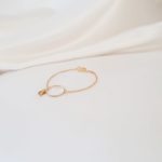 bracelet de mariée moderne, chaine dorée et cercle, perles et sequins