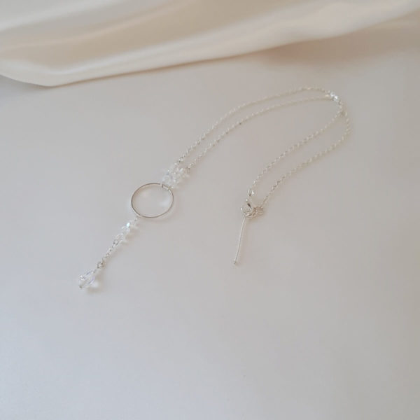 collier-mariée-simple-strass collier de mariée pour robe de mariée décolleté en v , fine chaine argentée et perles à facettes irisées