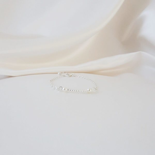 bracelet de mariée minimaliste chaine argentée et rang de perles de rocaille transparentes argentées