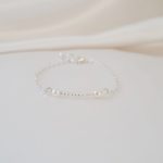 bracelet de mariée minimaliste chaine argentée et rang de perles de rocaille transparentes argentées