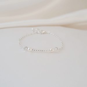 bracelet de mariée minimaliste chaine argentée et rang de perles de rocaille transparentes argentées