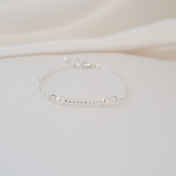 bracelet de mariée minimaliste chaine argentée et rang de perles de rocaille transparentes argentées