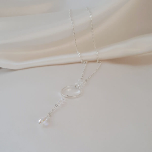 collier-mariée-simple-strass collier de mariée pour robe de mariée décolleté en v , fine chaine argentée et perles à facettes irisées