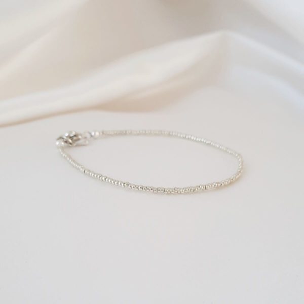 bracelet de mariée simple et minimaliste en perles de rocailles