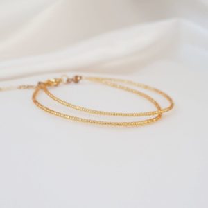 bracelet de mariée minimaliste sur deux rangs en perles de rocailles dorées transparentes