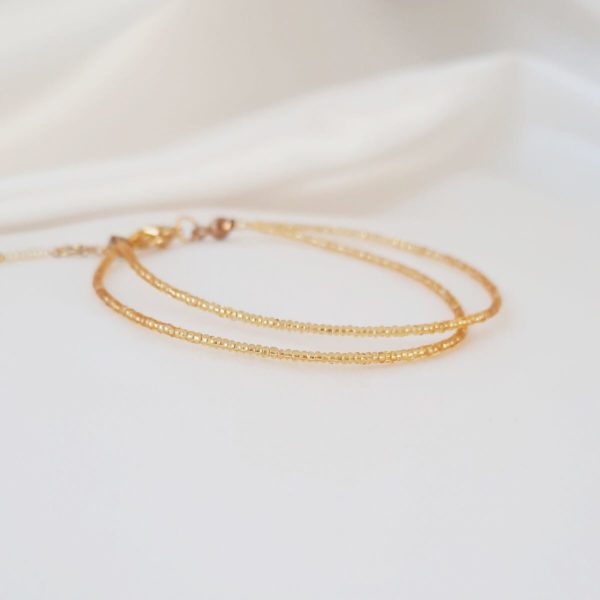 bracelet-mariée-doré-perles-simple bracelet de mariée minimaliste sur deux rangs en perles de rocailles dorées transparentes