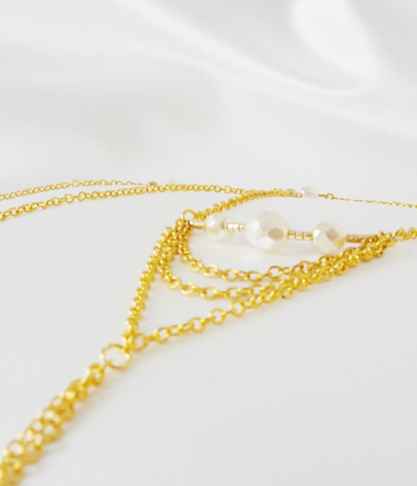 collier-dos-mariée-perles-décolleté-profond sautoir de dos moderne fine chaine dorée et perles à facettes en verre de boheme