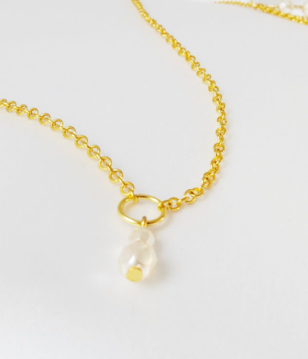 collier-dos-mariée-perles-décolleté-profond sautoir de dos moderne fine chaine dorée et perles à facettes en verre de boheme