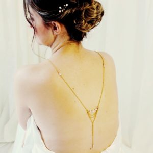 sautoir de dos moderne fine chaine dorée et perles à facettes en verre de boheme