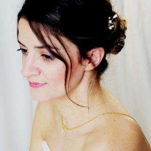 sautoir de dos moderne fine chaine dorée et perles à facettes en verre de boheme