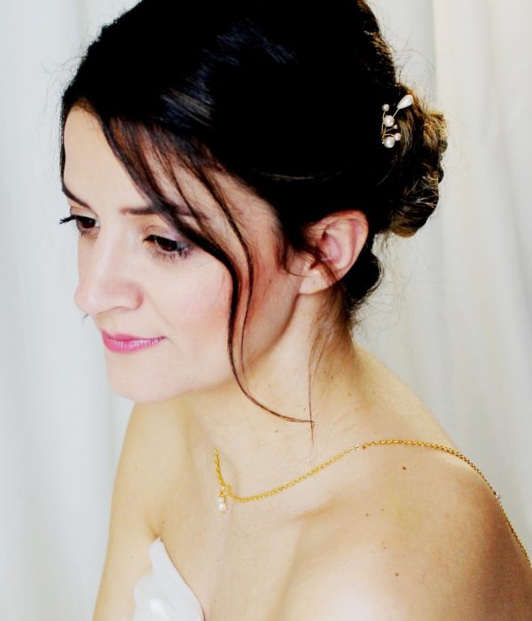 collier-dos-mariée-perles-décolleté-profond sautoir de dos moderne fine chaine dorée et perles à facettes en verre de boheme