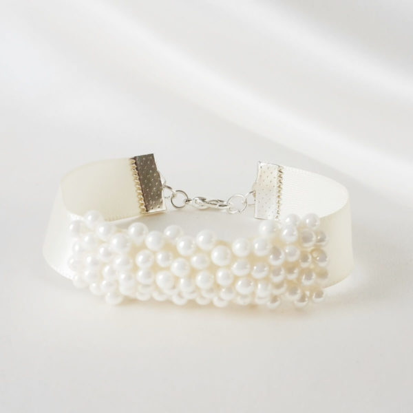 bracelet de mariée ruban de satin et goutte de verre ivoire clair