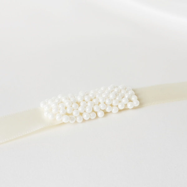 bracelet de mariée ruban de satin et goutte de verre ivoire clair