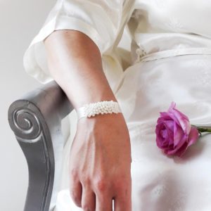 bracelet de mariée ruban de satin et goutte de verre ivoire clair