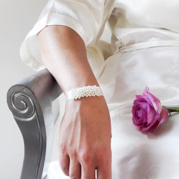 bracelet de mariée ruban de satin et goutte de verre ivoire clair