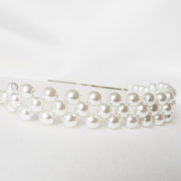 ornement- coiffure-mariée-perles-blanches ornement de coiffure de mariée intemporel perles de verre nacrées blanches