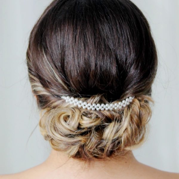 ornement- coiffure-mariée-perles-blanches ornement de coiffure de mariée intemporel perles de verre nacrées blanches