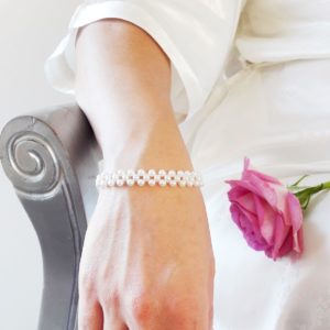 bracelet de mariée intemporel perles de verre nacrées blanches