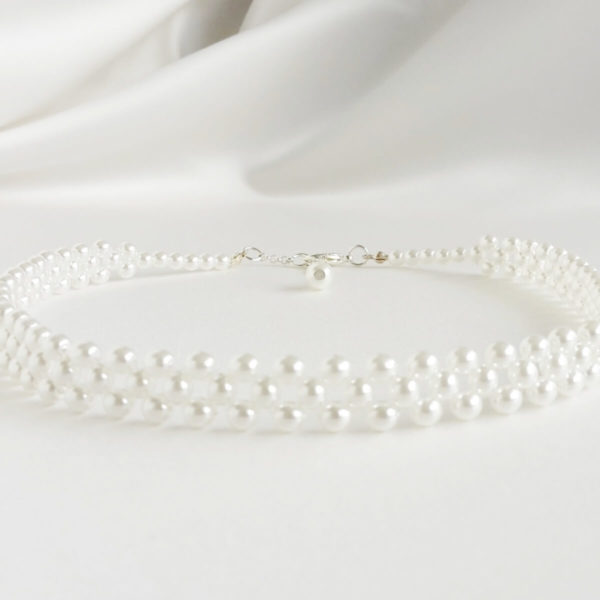 Collier de mariée intemporel ras de cou perles de verre nacrées blanches