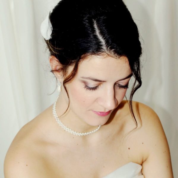 Collier de mariée intemporel ras de cou perles de verre nacrées blanches