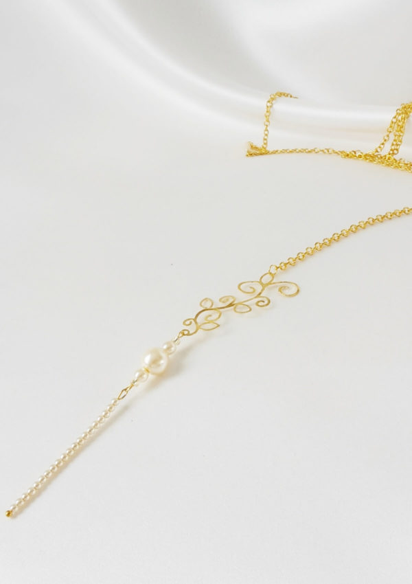 collier de dos inspiration bohême chic perles nacrées et feuillage doré