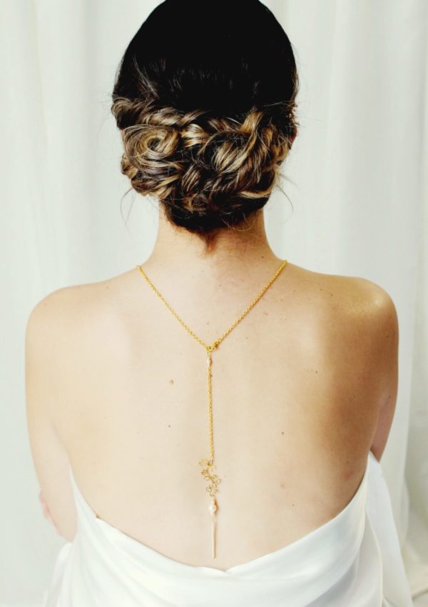 collier de dos inspiration bohême chic perles nacrées et feuillage doré