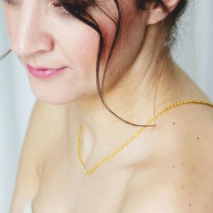 collier de dos inspiration bohême chic perles nacrées et feuillage doré