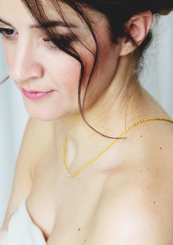 collier de dos inspiration bohême chic perles nacrées et feuillage doré