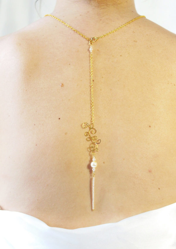 collier de dos inspiration bohême chic perles nacrées et feuillage doré